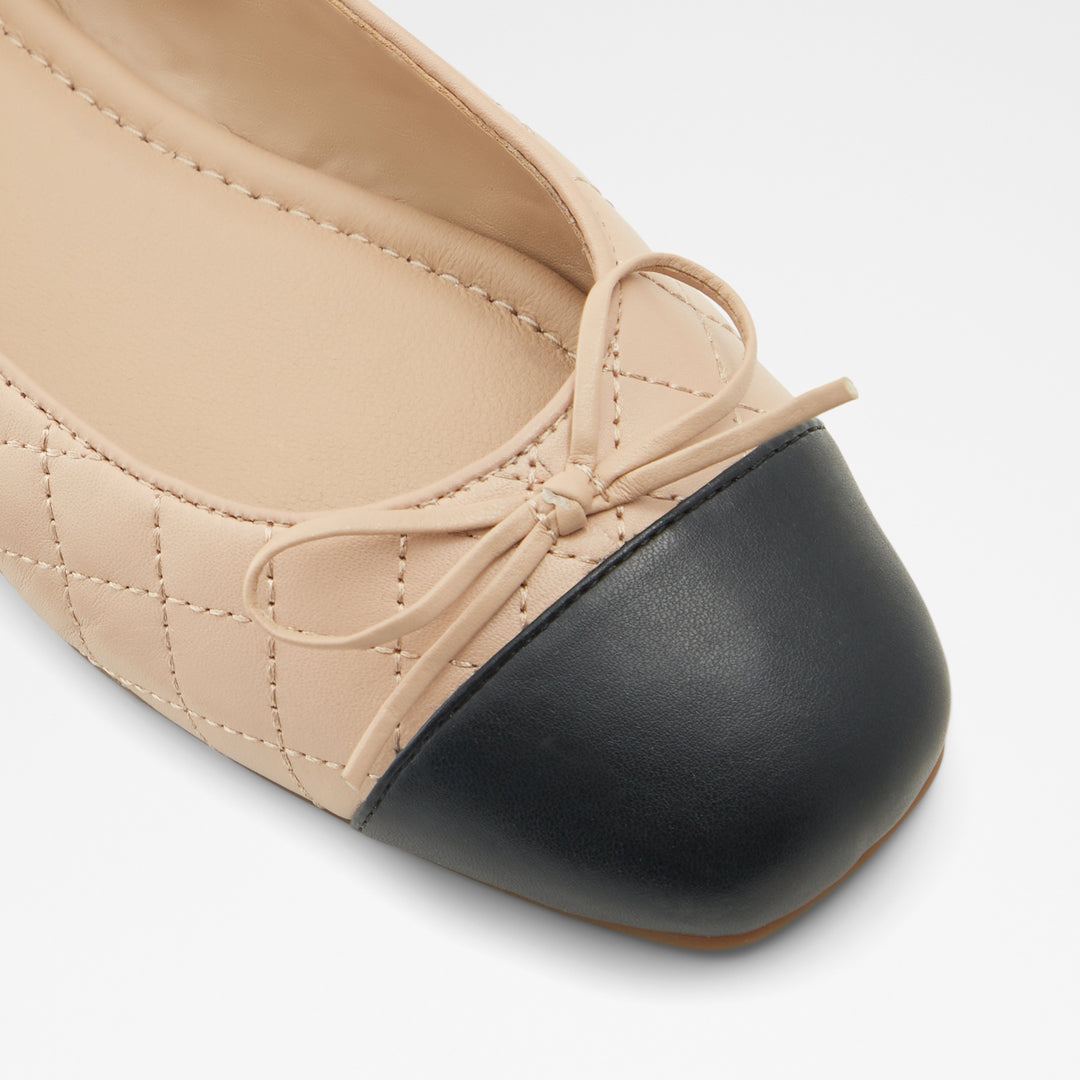 Sabrinas rasas em pele bege - BRAYLYNN