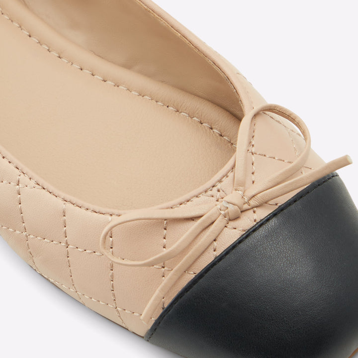 Sabrinas rasas em pele bege - BRAYLYNN