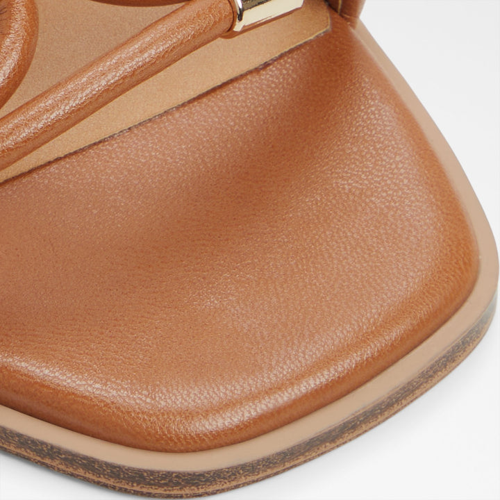 Sandálias rasas em cognac - BYCHAN