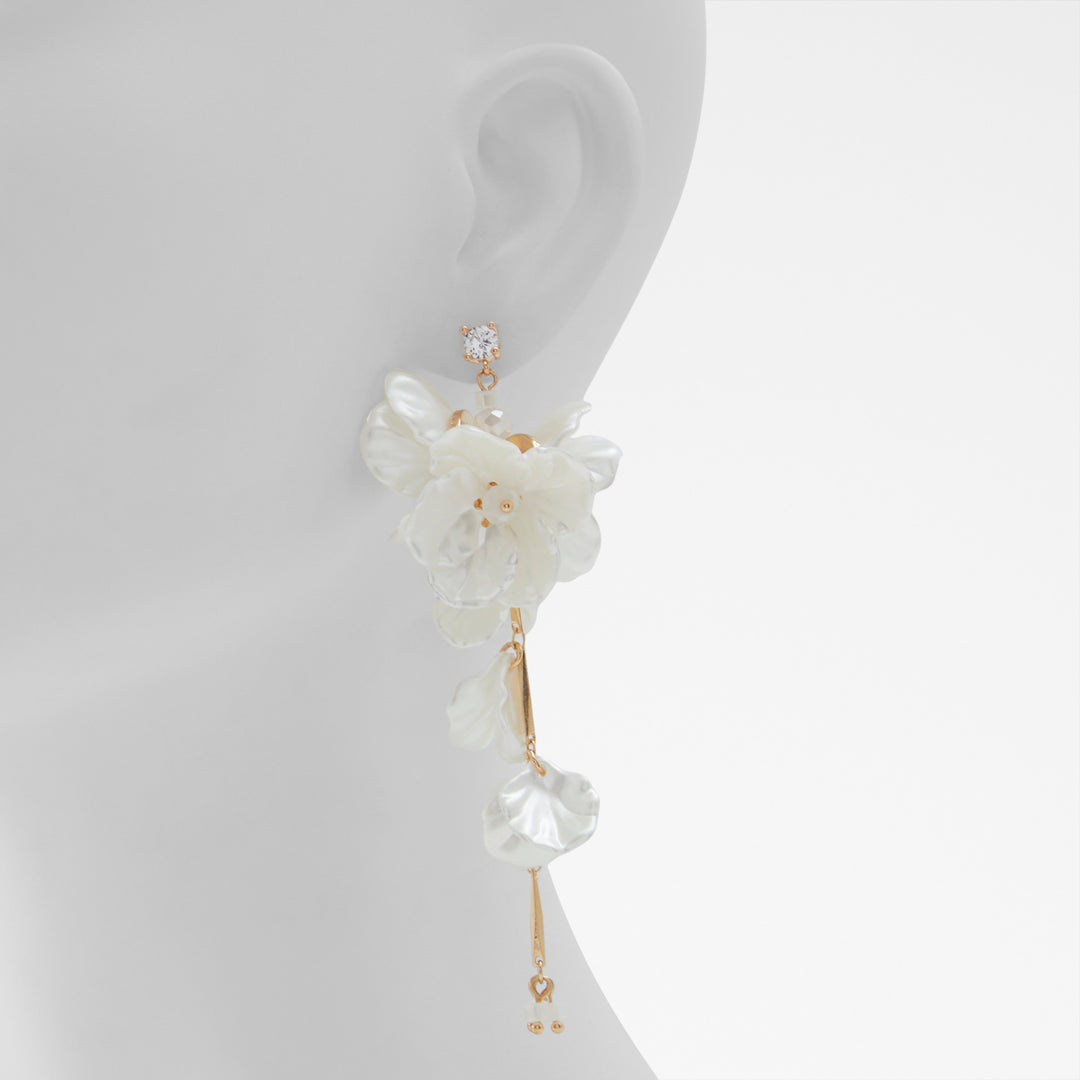 Brincos longos em branco e dourado - CHICFLORAL