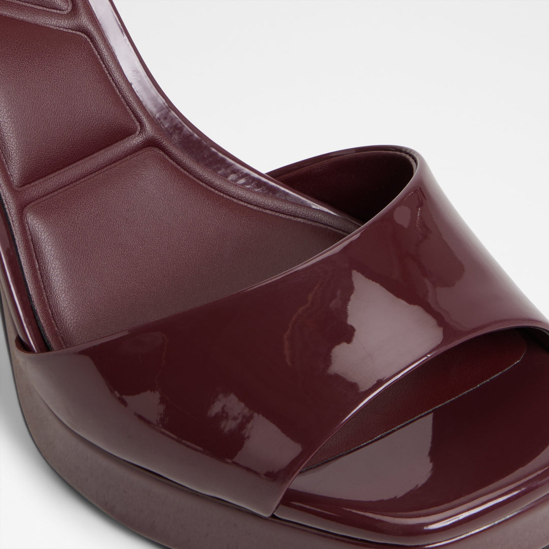 Sandálias em verniz bordô, salto em bloco com plataforma - CHICGLEAM