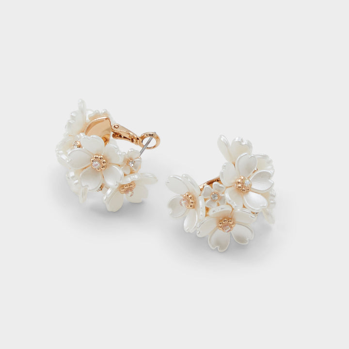 Brincos curtos em branco e dourado - DELICACY