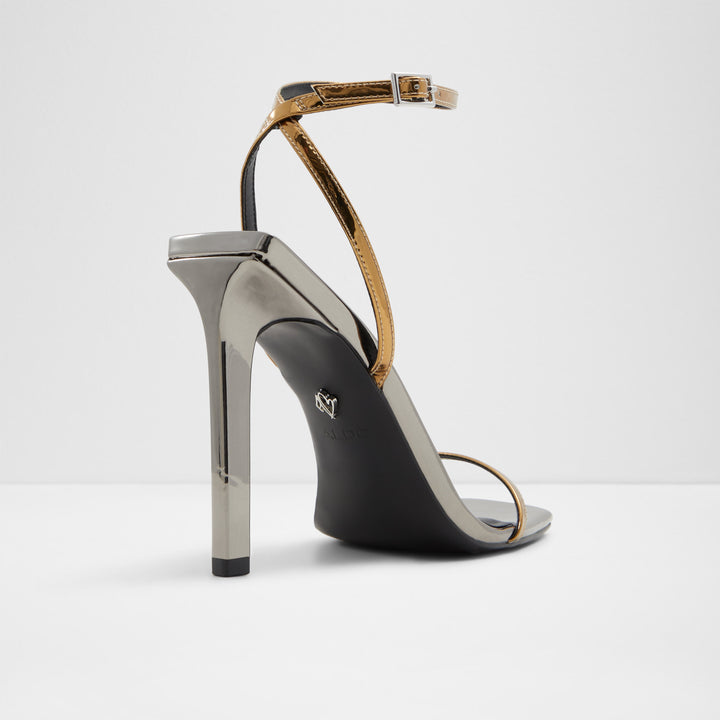 Sandálias em verniz prateado, salto fino - ELAMAEDAR