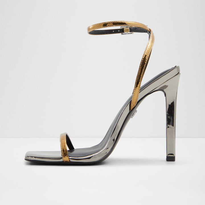 Sandálias em verniz prateado, salto fino - ELAMAEDAR