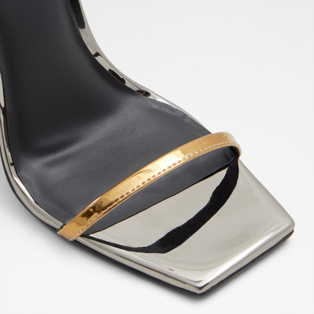 Sandálias em verniz prateado, salto fino - ELAMAEDAR