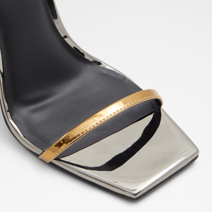 Sandálias em verniz prateado, salto fino - ELAMAEDAR