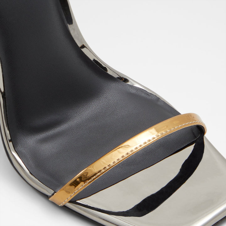 Sandálias em verniz prateado, salto fino - ELAMAEDAR