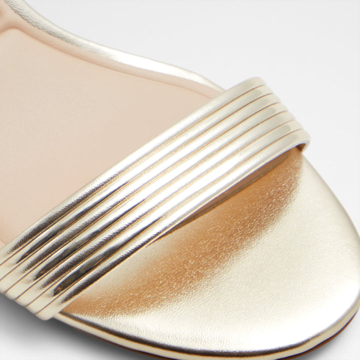 Sandálias em dourado, salto em bloco - EMELDA