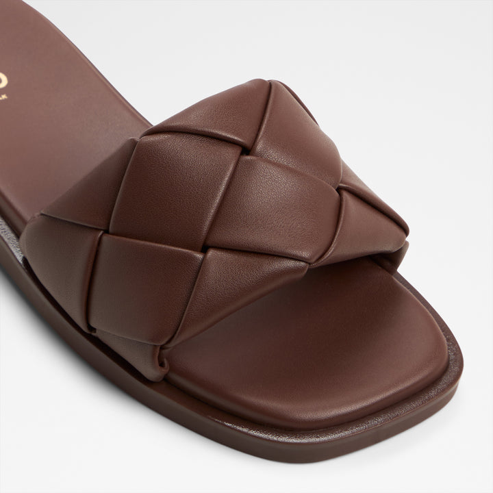 Sandálias rasas em castanho - ESTERELLE