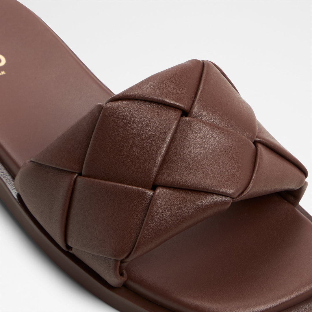 Sandálias rasas em castanho - ESTERELLE