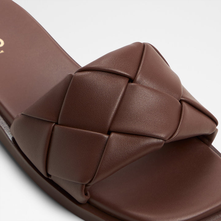 Sandálias rasas em castanho - ESTERELLE