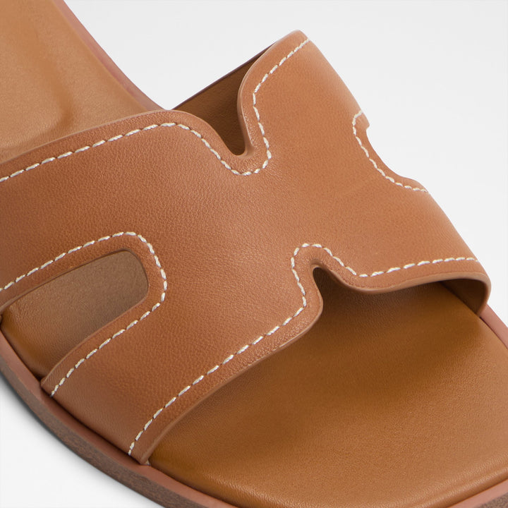 Sandálias rasas em pele cognac - ITSANDAL