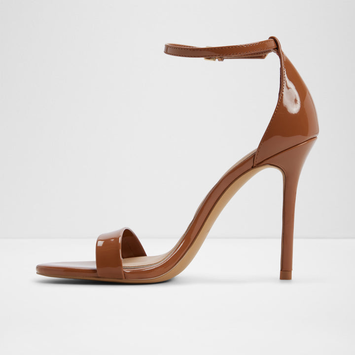 Sandálias em verniz cognac, salto fino - JACYNTHE