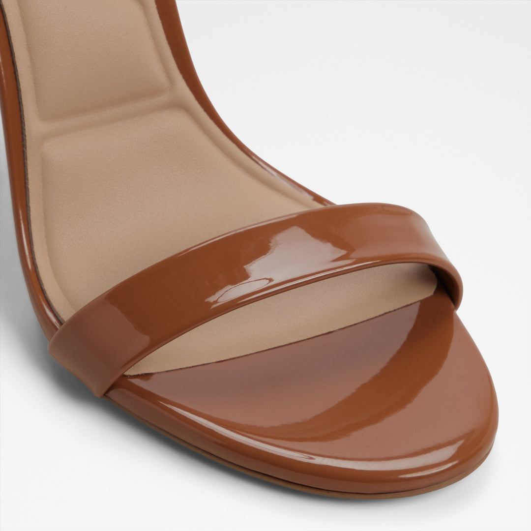Sandálias em verniz cognac, salto fino - JACYNTHE