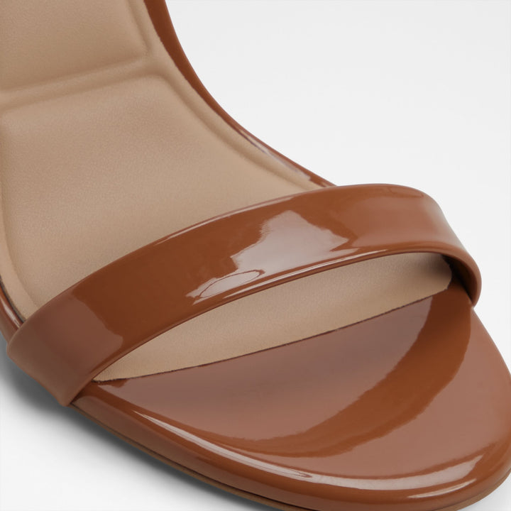 Sandálias em verniz cognac, salto fino - JACYNTHE