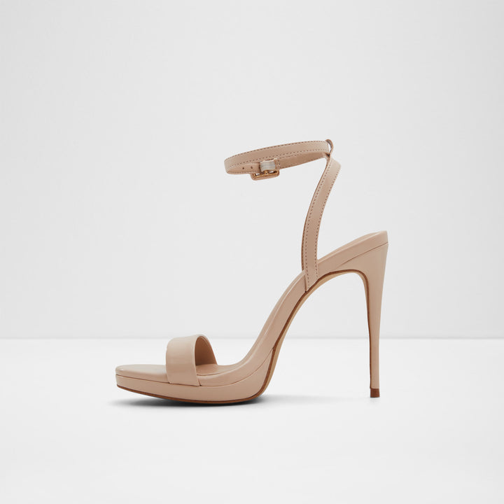Sandálias em verniz bege, salto fino - KAT