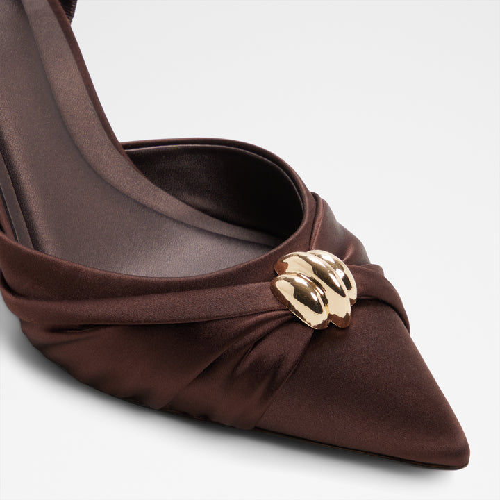 Sapatos em castanho, salto fino - LARSYNN