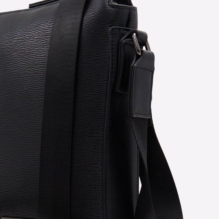 Mala de tiracolo em preto - LEONEL