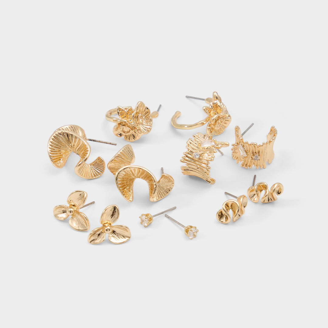 Brincos curtos em dourado - REVERIE