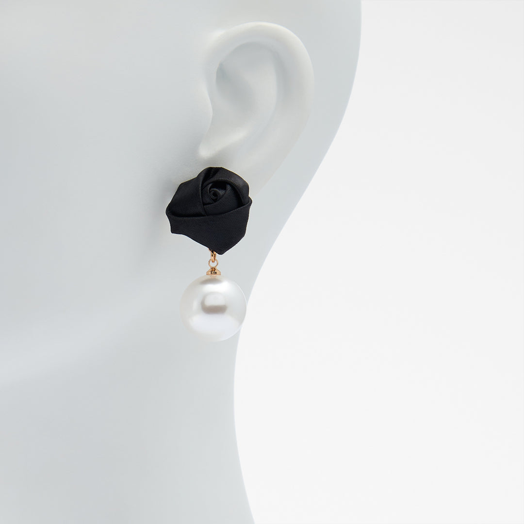 Brincos curtos em preto - ROSETTEE