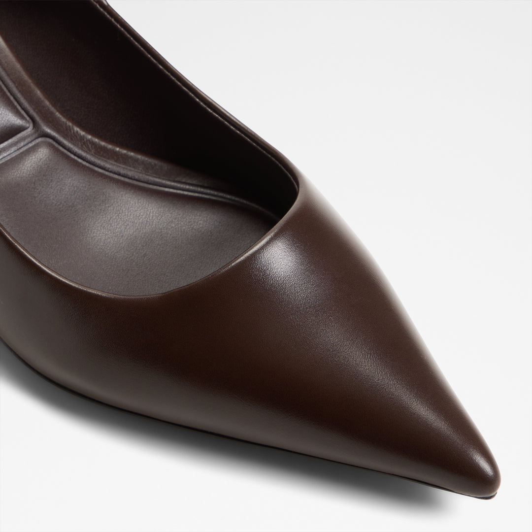 Sapatos em castanho, salto fino - RUPARI