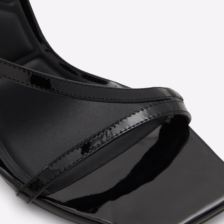 Sandálias em verniz preto, salto fino - SCINTILLA