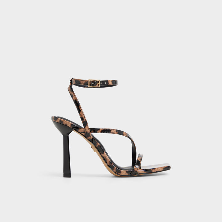 Sandálias em verniz preto, salto fino - SCINTILLA