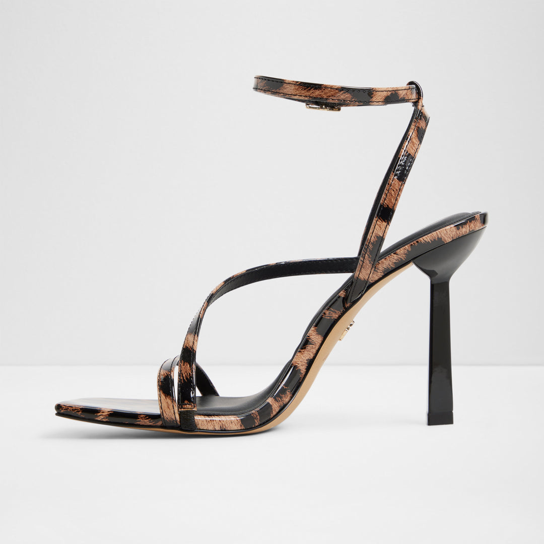 Sandálias em verniz preto, salto fino - SCINTILLA