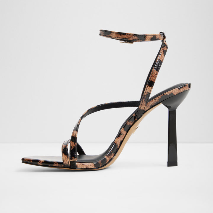 Sandálias em verniz preto, salto fino - SCINTILLA