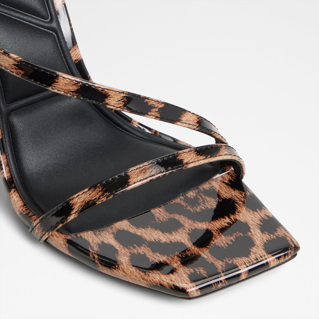 Sandálias em verniz preto, salto fino - SCINTILLA