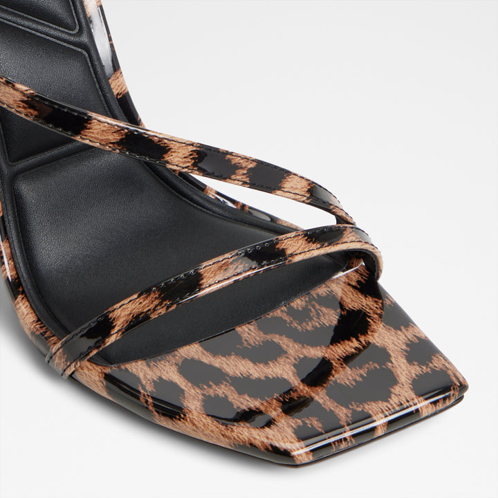 Sandálias em verniz preto, salto fino - SCINTILLA