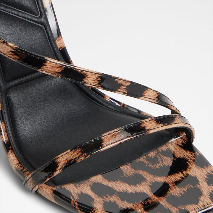 Sandálias em verniz preto, salto fino - SCINTILLA