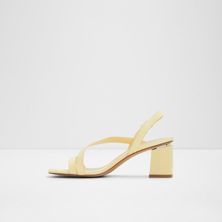 Sandálias em verniz amarelo, salto em bloco - SHENNA