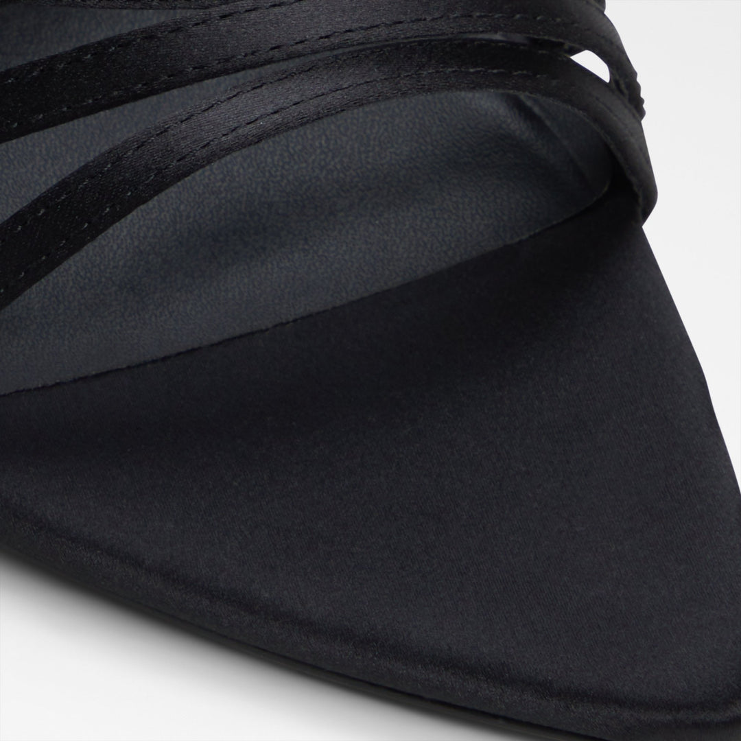 Sandálias em preto, salto fino - SOLANIA