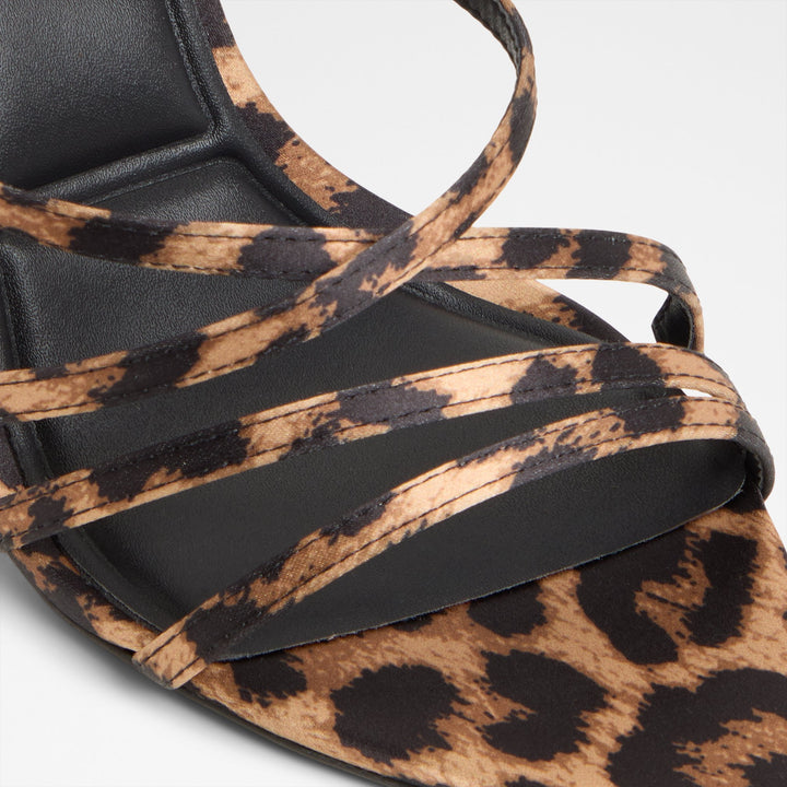 Sandálias em preto, salto fino - SOLANIA