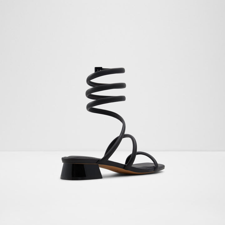 Sandálias rasas em preto - SPINNA