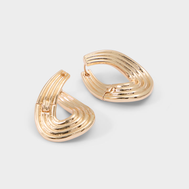 Brincos longos em dourado - ZORRAA